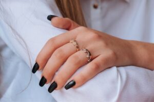 Leia mais sobre o artigo Significado dos anéis em cada dedo: Saiba Tudo!